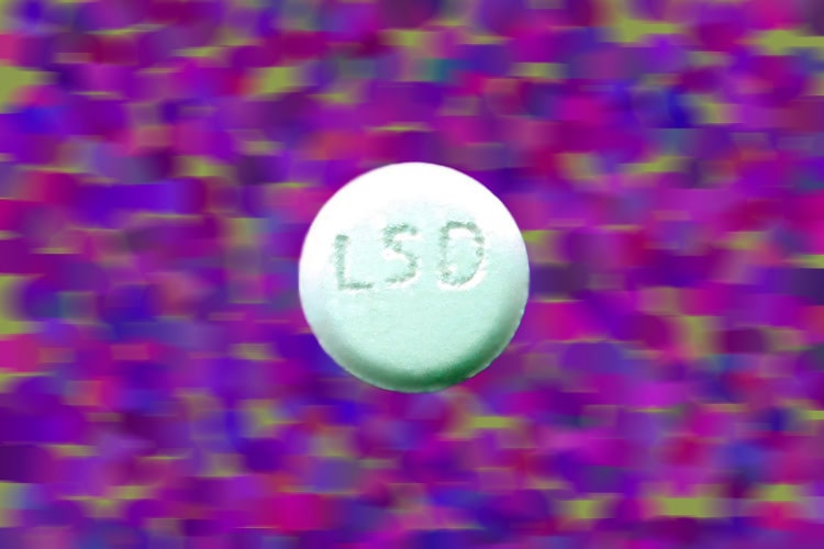 Таблетка ЛСД на кислотном фоне